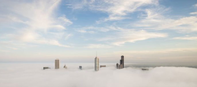 美摄影师300米高空拍高楼直插云雾奇景