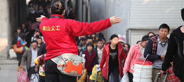 南山义工给返乡大军做导向