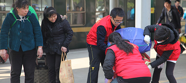 红马甲为旅客搬运行理