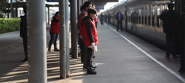 红马甲齐送旅客安全上车 