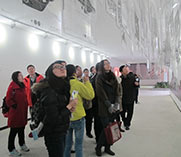 《城市边缘·时间轴》吸引了不少市民驻足观看