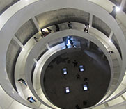 楼梯盘旋式的设计非常有趣 市民纷纷拿起相机留影