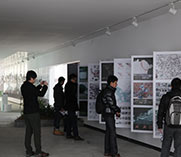 市民在展览作品前停留