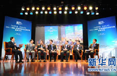 嘉宾讨论"双轨时代房地产市场变与辩"话题