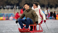 北京：颐和园里滑冰乐