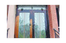 物业强行把业主房门涂黑 称公司要求统一