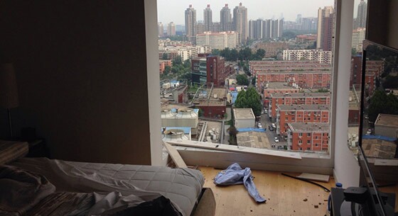 夫妻吵架引爆炸 对门邻居淡定晒&ldquo;遭殃照&rdquo;