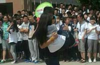 高三情侣高调步出考场