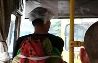 公交车驾驶室漏雨 司机戴塑料袋开车