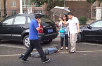 老人雨中被撞 路人撑伞等救援