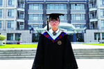 北大学子晒一个人毕业合影 网友：她不能逃课