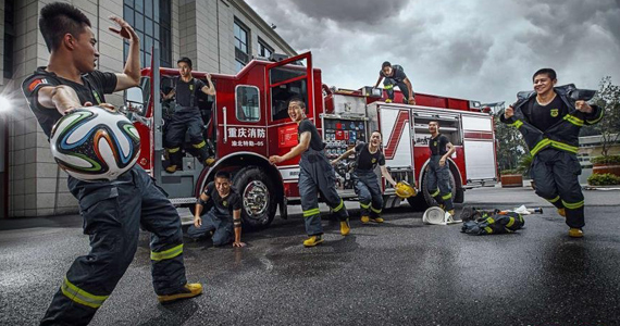 重庆消防官兵拍&ldquo;世界杯狂欢照&rdquo;