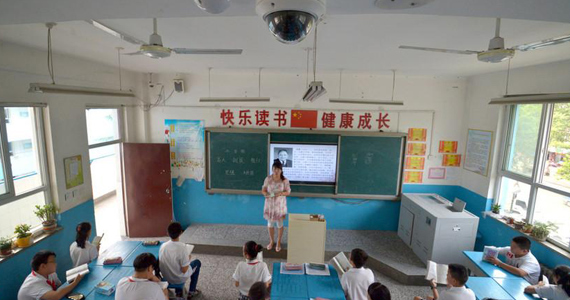 邯郸一小学教室每个教室装两个监控器