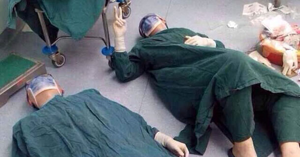 医生手术32小时累趴地上