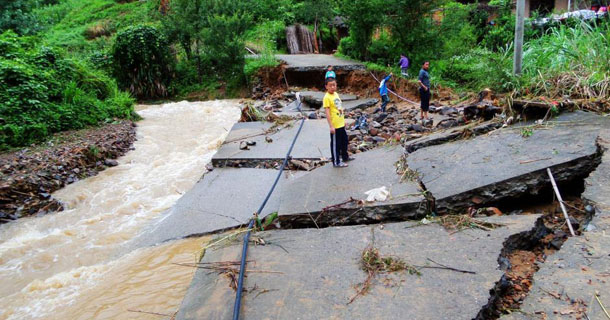 特大暴雨袭击江西遂川 民房倒塌公路被毁