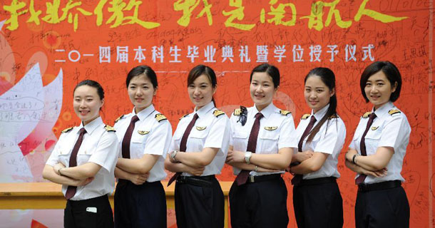 南航首届女飞行学员毕业