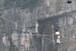欧洲“高空王”挑战张家界天门山索道再遇“滑铁卢”