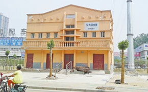 郑州近百公厕天天锁门 绿地成便溺处