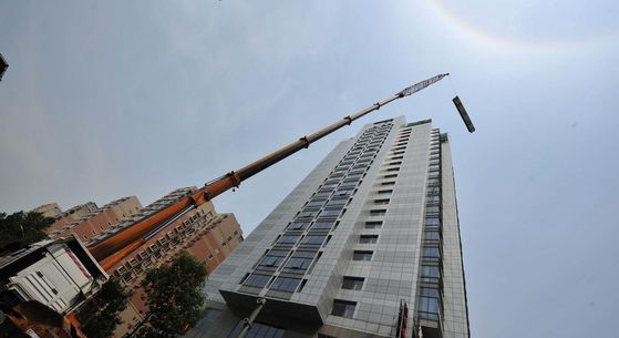 北京耗资百万拆除百米楼顶违建