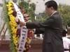 胡锦涛主席向柬埔寨独立纪念碑献花圈