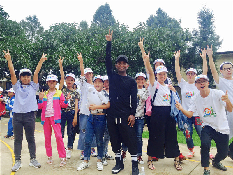e创公益大使与志愿者、小朋友一起乡村运动会