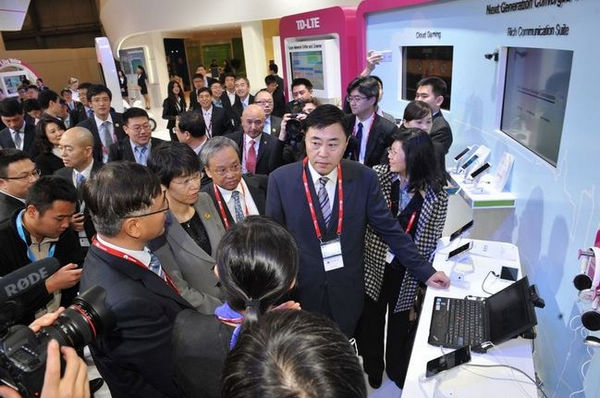 尚冰参观中移动融合通信展区