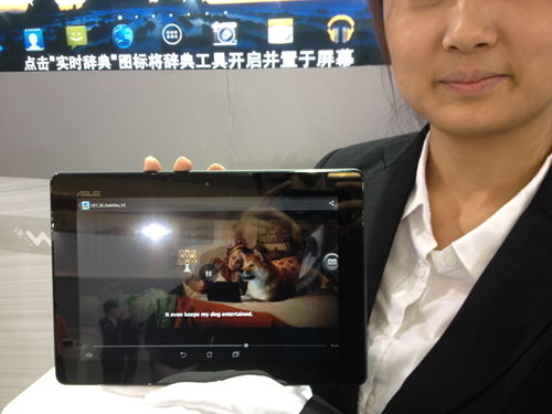 组图:华硕美女产品经理演示PadFone手机变形