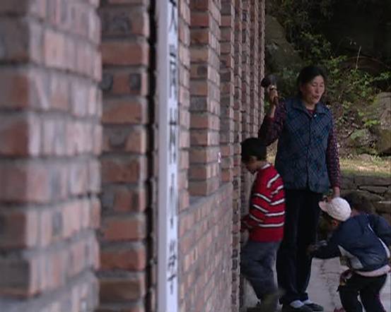 隔山相望的村小夫妇