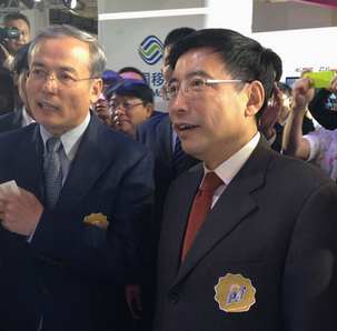 沙跃家向苗圩部长介绍中国移动4G业务
