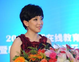 大会现场主持人