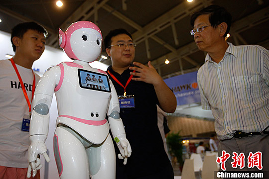 专家:服务机器人热潮下需冷思考 “好戏还在后头”