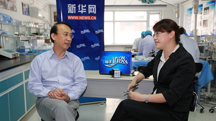 任晓平教授在实验室接受《新华访谈》的专访