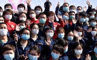 禀父老：楼兰破，人平安，白衣战士把家还！