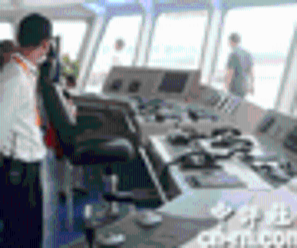 大陆最新救难船停泊高雄 参观民众兴奋猛拍照