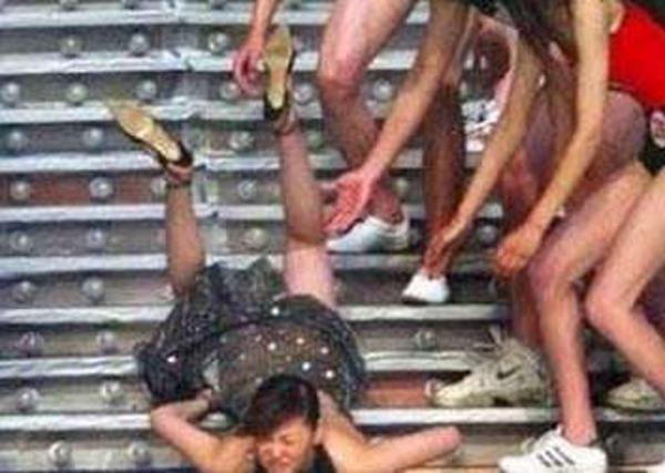 抓拍明星当众摔跤超囧瞬间