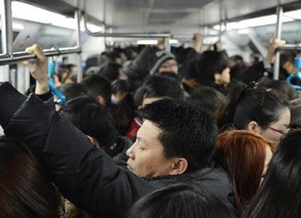新闻镜头：地铁汹涌