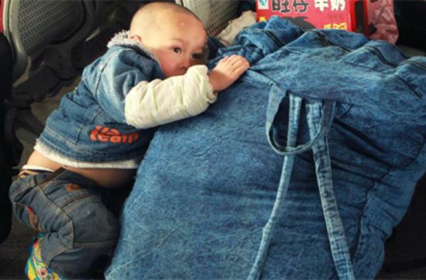 孩子们的旅程：&ldquo;娃娃团&rdquo;跟随家长赶&ldquo;春运&rdquo;