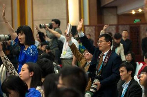 【两会花絮】激战中的记者