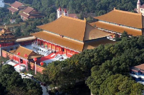 盘点&ldquo;天下第一村&rdquo;惊人创举 复制天安门克隆凯旋门