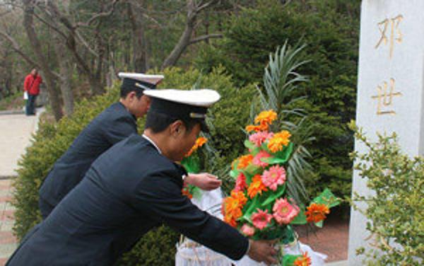 海军驻防官兵在邓世昌墓前宣誓：坚守每寸海洋