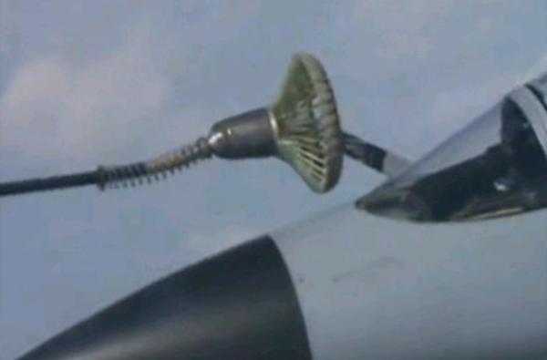 实拍歼-10战机空中加油