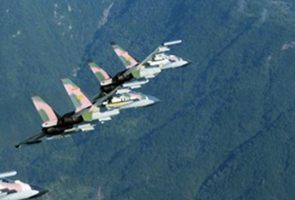 中国空军涂新伪装色苏-30编队巡航领空