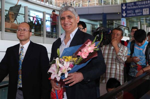 扬纳基斯抵京 开始中国男篮执教之旅