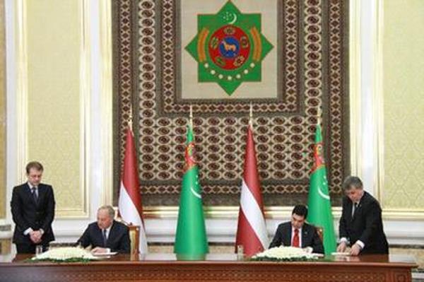 土库曼斯坦和拉脱维亚两国总统举行会晤