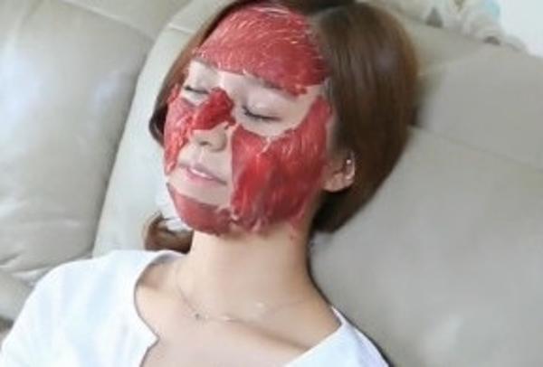 韩国正妹爱&ldquo;生肉面膜&rdquo; 敷完再一口吃下肚