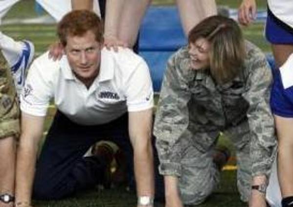 英国哈里王子访美 推行慈善赢回健康公众形象