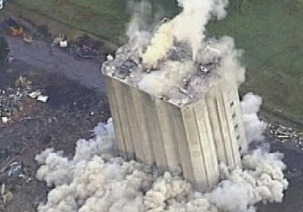 实拍澳大利亚爆破建筑失误 仓库变斜塔