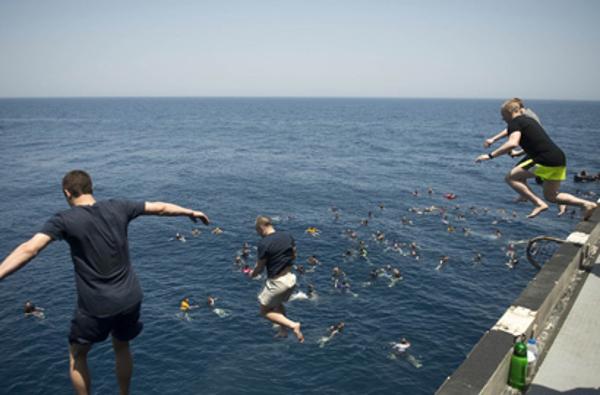 美军水兵在航母上玩高空跳水
