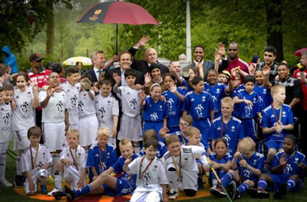 普拉蒂尼为荷兰&ldquo;草根球场&rdquo;揭幕