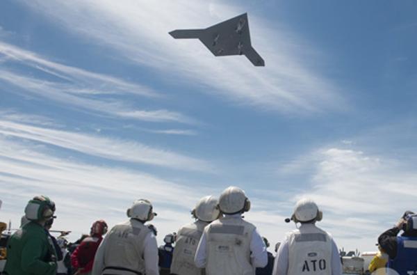 里程碑：X-47B从航母弹射起飞